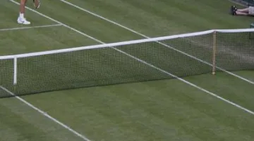 John Isner pobízí svého soupeře při tenisovém maratonu