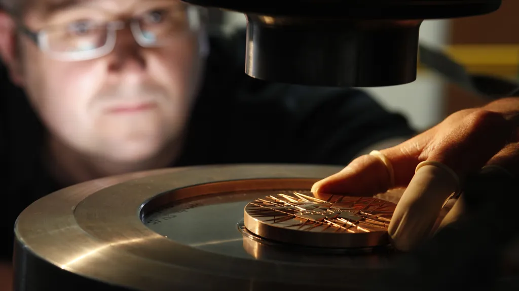 Výroba medailí pro OH v Londýně