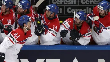Tomáš Kundrátek se raduje se spoluhráči ze vstřelené branky