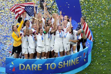 Fotbalistky USA s vítěznou trofejí po finále mistrovství světa