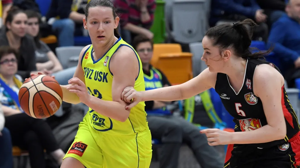 Tereza Vyoralová (vlevo) v dresu USK Praha