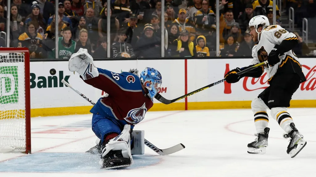 David Pastrňák překonává Pavla Francouze