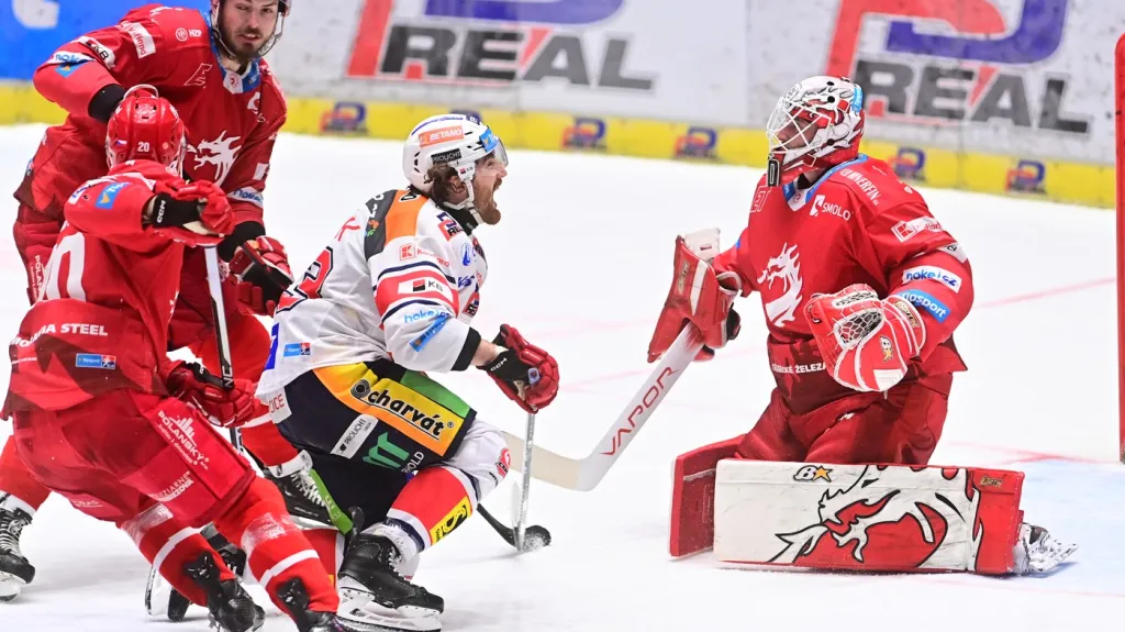 Pardubický kapitán Lukáš Sedlák před třineckou brankou Ondřeje Kacetla