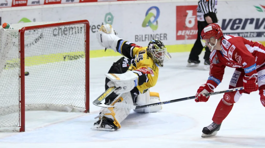 Jakub Petružálek z Třince překonává litvínovského brankáře Januse