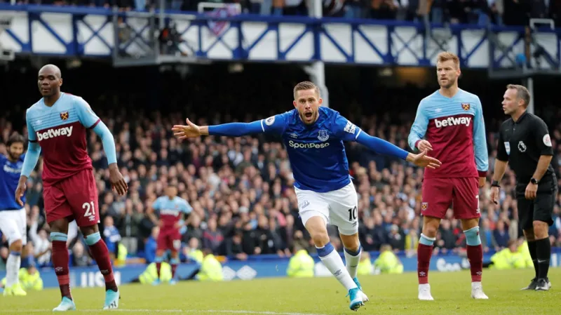 Gylfi Sigurdsson z Evertonu právě překonal brankáře West Hamu