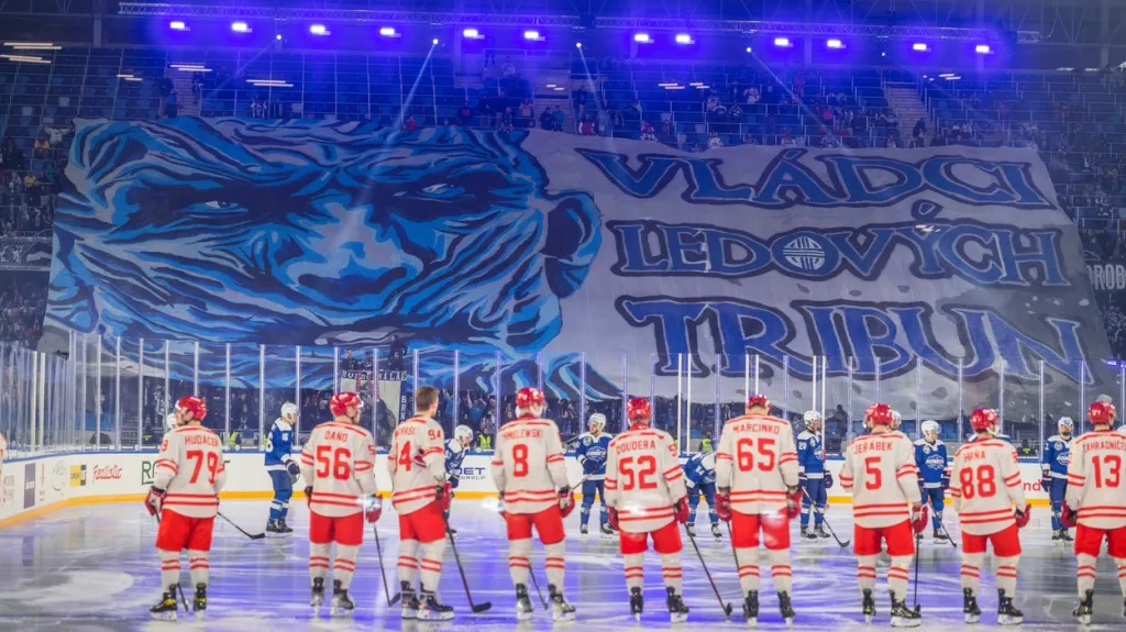 Fanoušci Komety s choreem při venkovním utkání Třinec – Brno