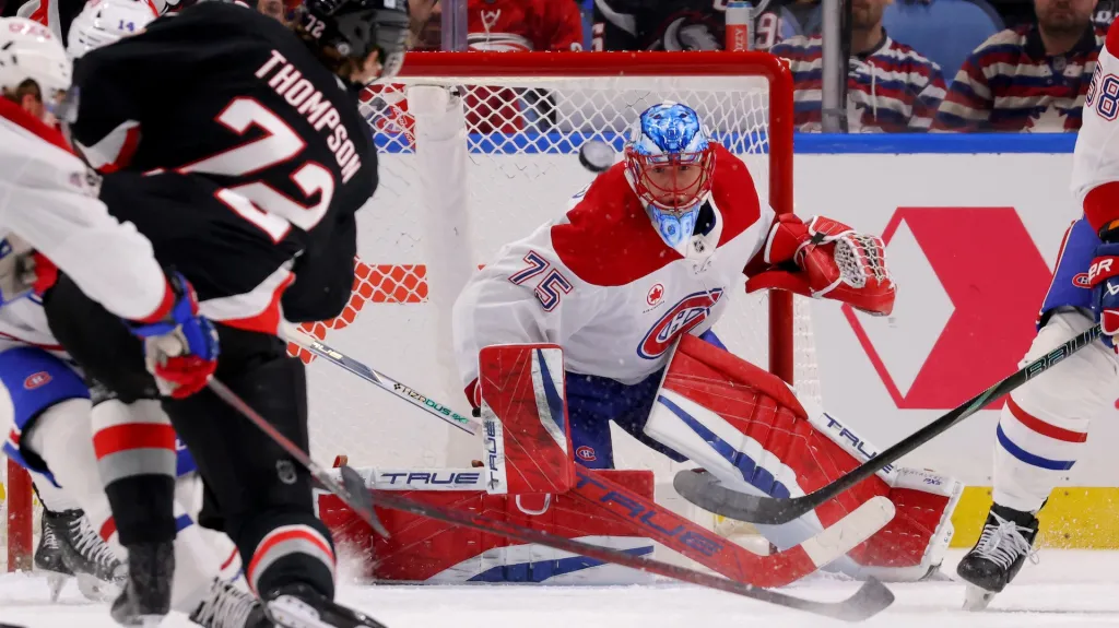 Brankář Montrealu Jakub Dobeš v utkání proti Buffalu