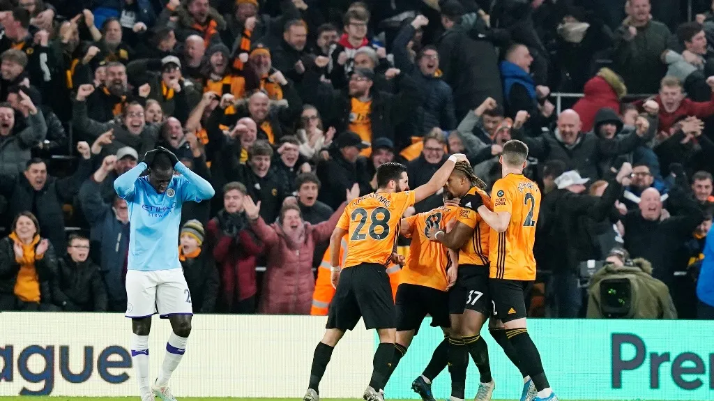 Fotbalisté Wolverhamptonu oslavují gól v utkání s Manchesterem City