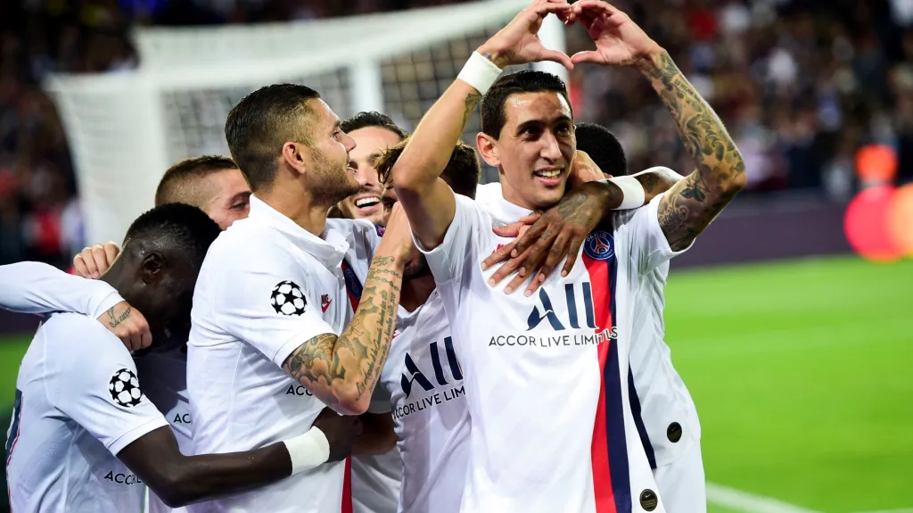 Ángel Di María slaví gól se spoluhráči z PSG