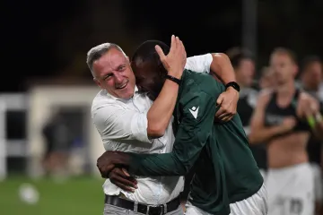 Luboš Kozel v objetí s Laminem Jawem