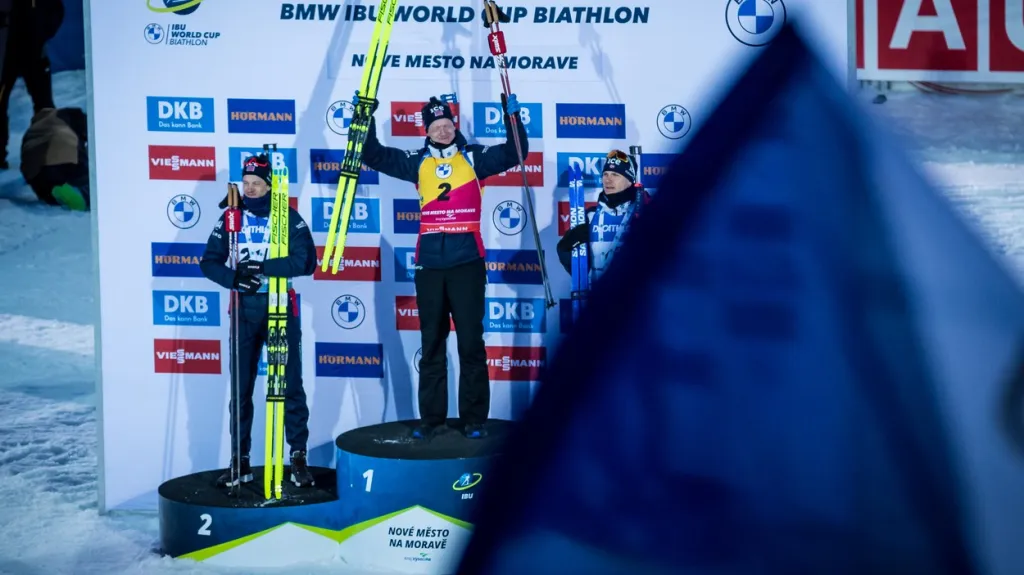 Slavící Johannes Thingnes Bö po sprintu v Novém Městě na Moravě