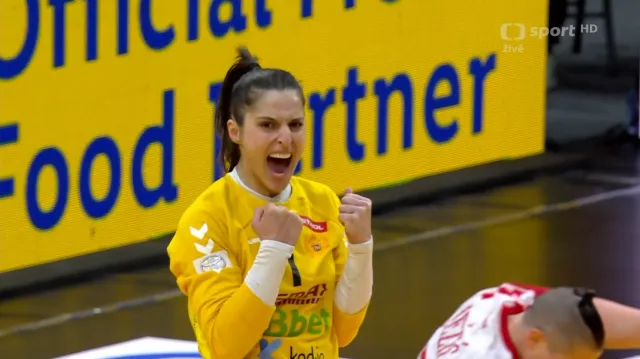 Zákrok Černohorky Rajčičové v situaci jedna na jedna proti Ježičové