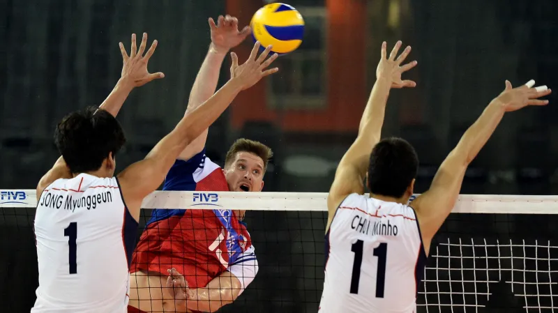 Jan Štokr útočí ve Světové lize proti jihokorejskému dvojbloku