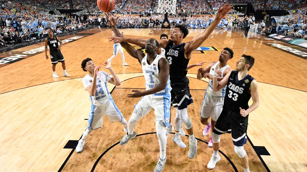 Basketbalisté Severní Karolíny v utkání s Gonzagou