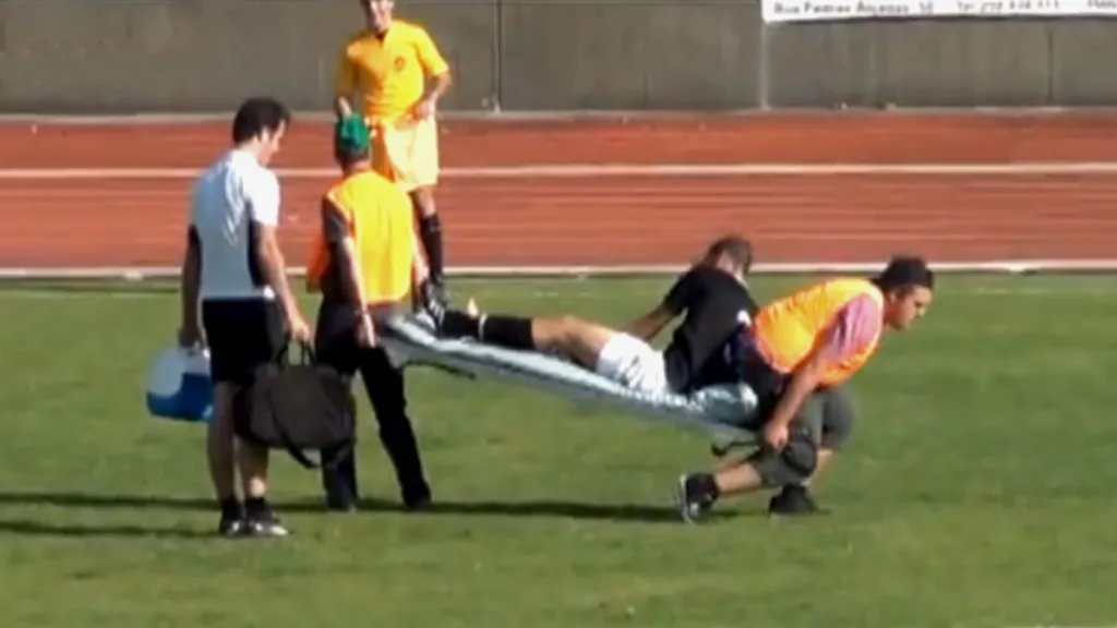 Zdravotníci si neví rady se zraněným fotbalistou