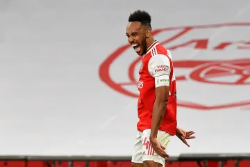 Pierre-Emerick Aubameyang se raduje z gólu v semifinále FA Cupu