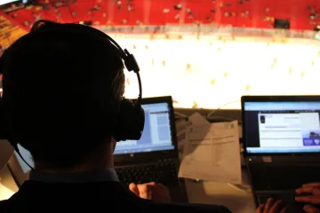 Robert Záruba sleduje rozbruslení z komentátorského stanoviště