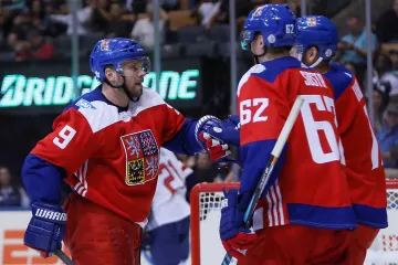 Milan Michálek (vlevo) se raduje se spoluhráči z gólu do sítě USA