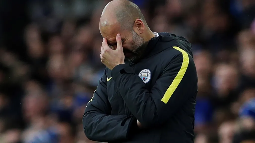Zklamaný manažer Manchesteru City Pep Guardiola