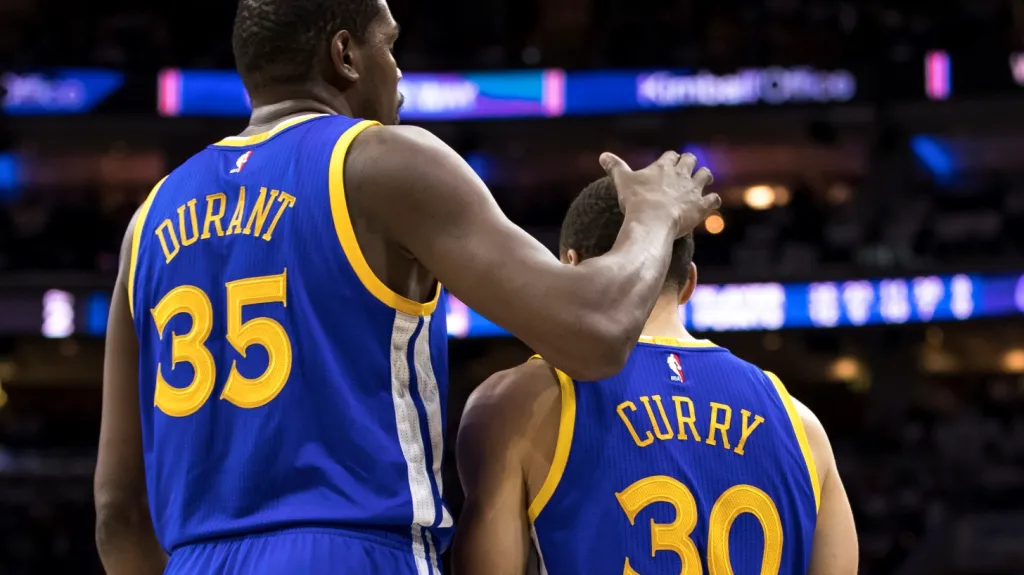 Kevin Durant utěšuje spoluhráče z Golden State Stephena Curryho