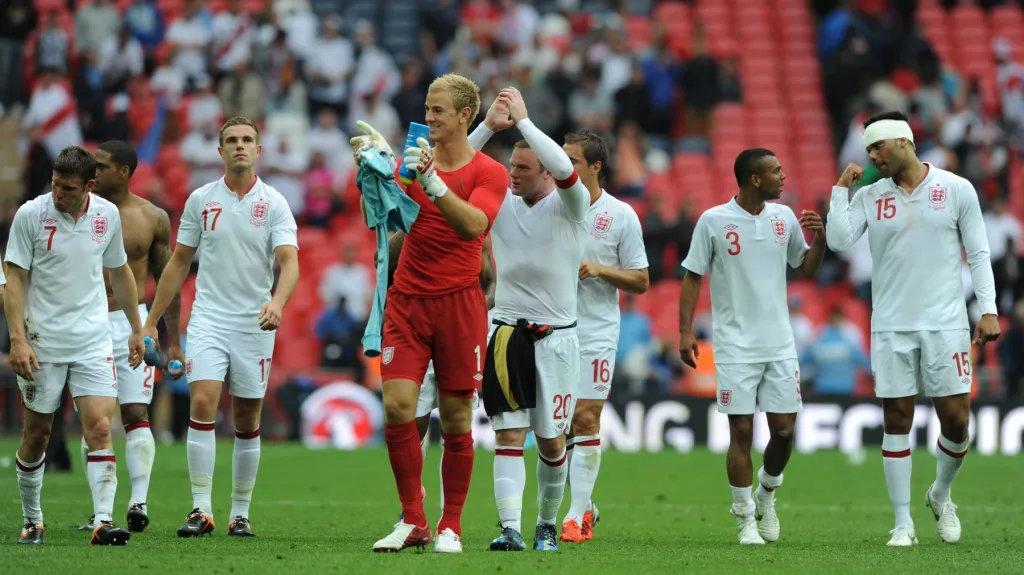 Angličtí fotbalisté děkují fanouškům