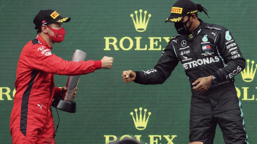 Sebastian Vettel (vlevo) a Lewis Hamilton