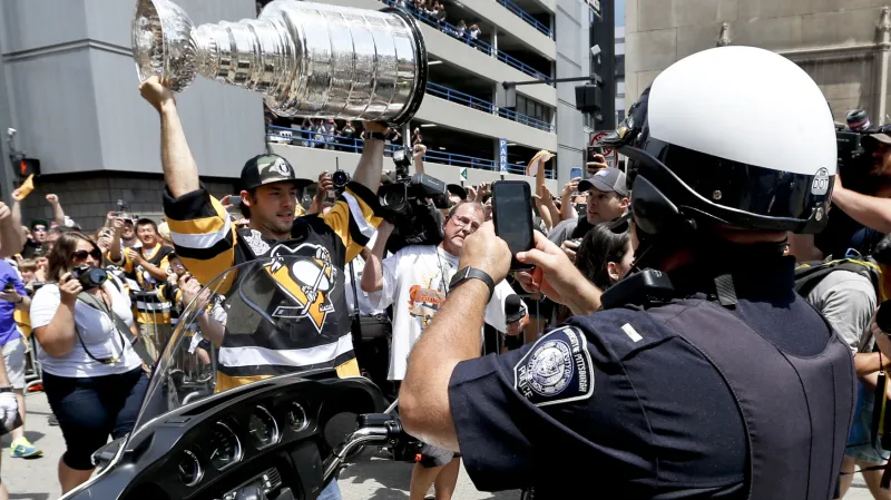 Hráči slaví s fanoušky