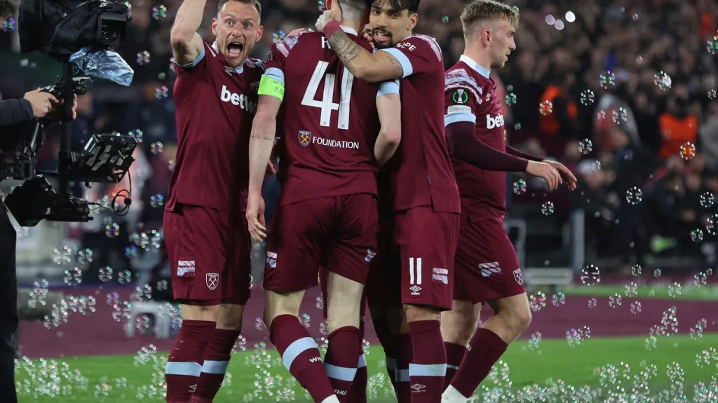 Vladimír Coufal (vlevo) se raduje z gólu West Hamu