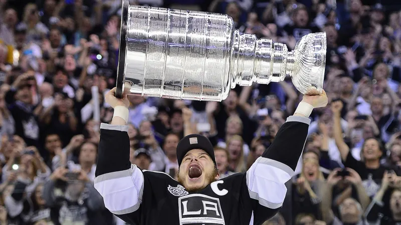 Kapitán Kings Dustin Brown slaví Stanley Cup