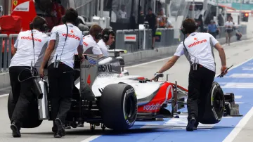 Mechanici vezou vůz Lewise Hamiltona na start