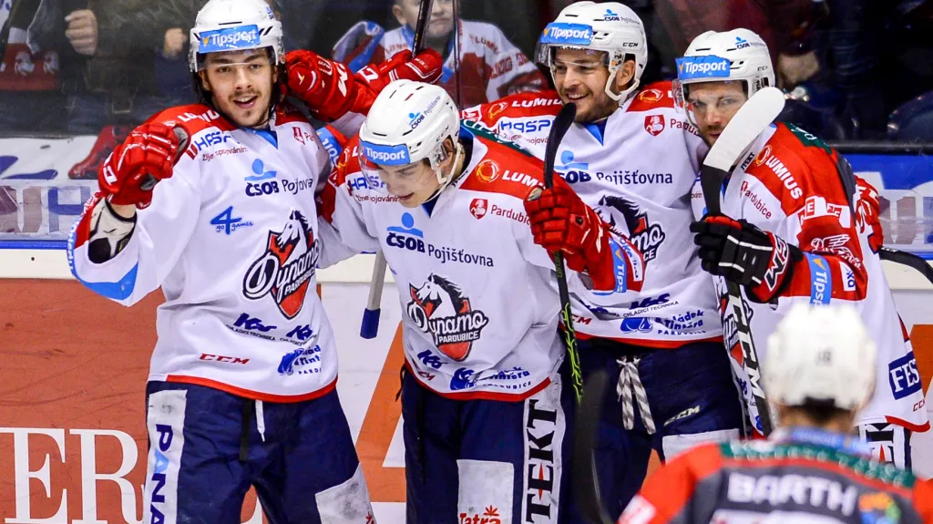 Hokejisté Pardubic se radují z gólu do sítě Jihlavy