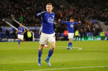 Jamie Vardy z Leicesteru (uprostřed) oslavuje gól