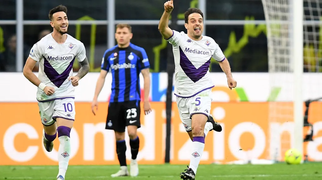 Giacomo Bonaventura z Fiorentiny slaví gól na San Siru