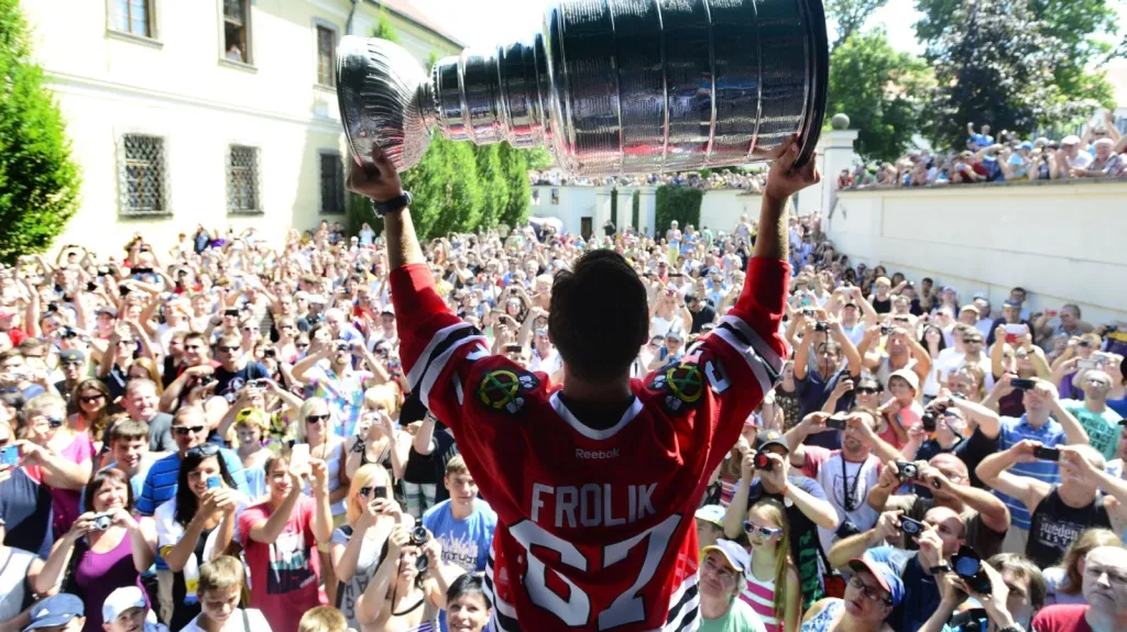 Michael Frolík přivezl do Kladna slavný Stanley Cup