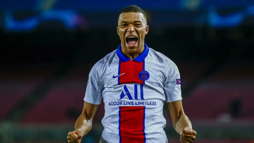 Kylian Mbappé z PSG oslavuje gól na Camp Nou