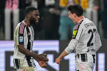Hráči Juventus slaví branku do sítě Pisy