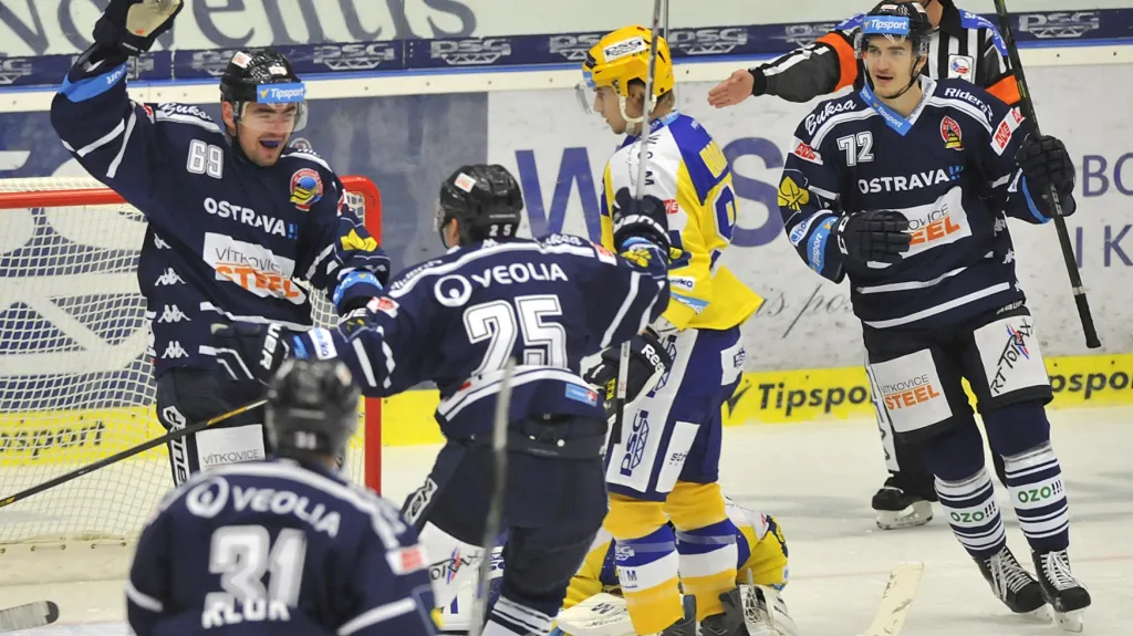 Hokejisté Vítkovic slaví vstřelenou branku v síti Zlína