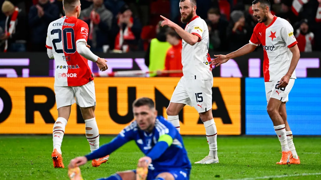 Zleva David Pech, Václav Jurečka a Ivan Schranz po gólu Slavie