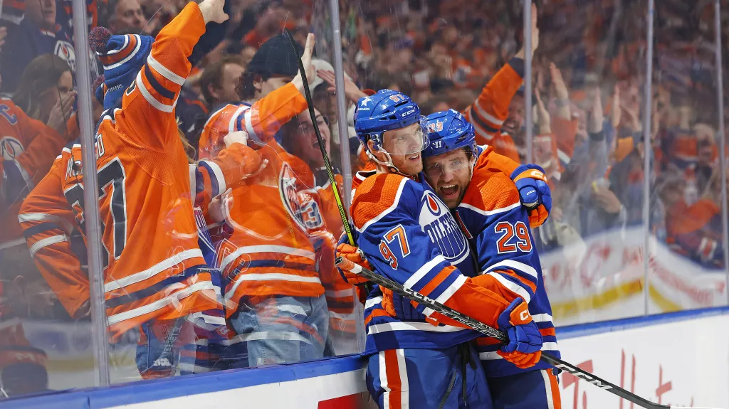 Connor McDavid a Leon Draisaitl oslavují gól Edmontonu