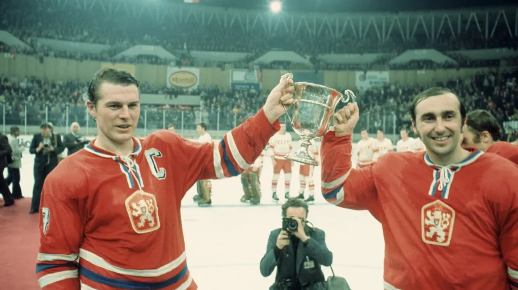 František Pospíšil (vlevo) a Jiří Holeček (vpravo) v Katovicích s trofejí pro mistry světa