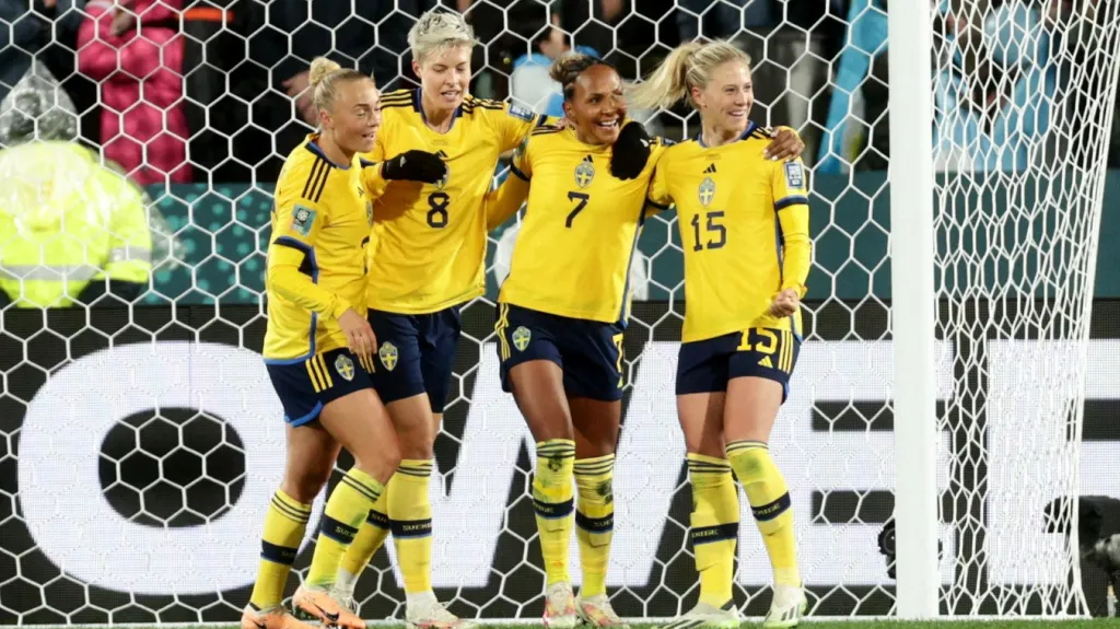 Fotbalistky Švédska se radují z gólu na mistrovství světa