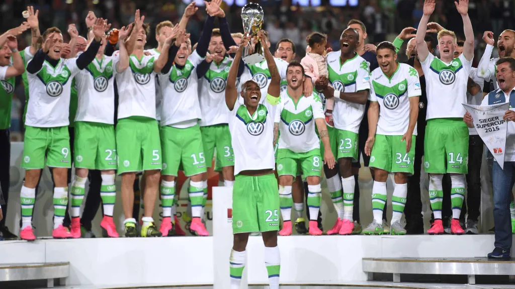 Fotbalisté Wolfsburgu slaví zisk Superpoháru