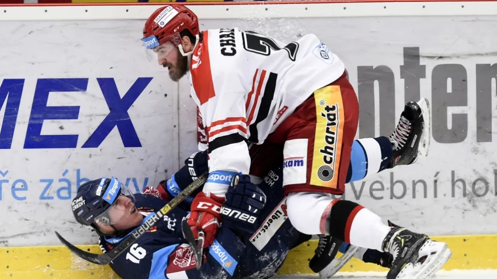 Marek Kvapil z Liberce na ledě po zákroku hradeckého Matěje Chalupy