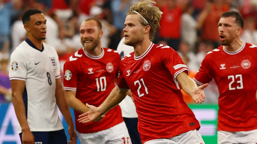 Morten Hjulmand z Dánska se raduje z gólu proti Anglii