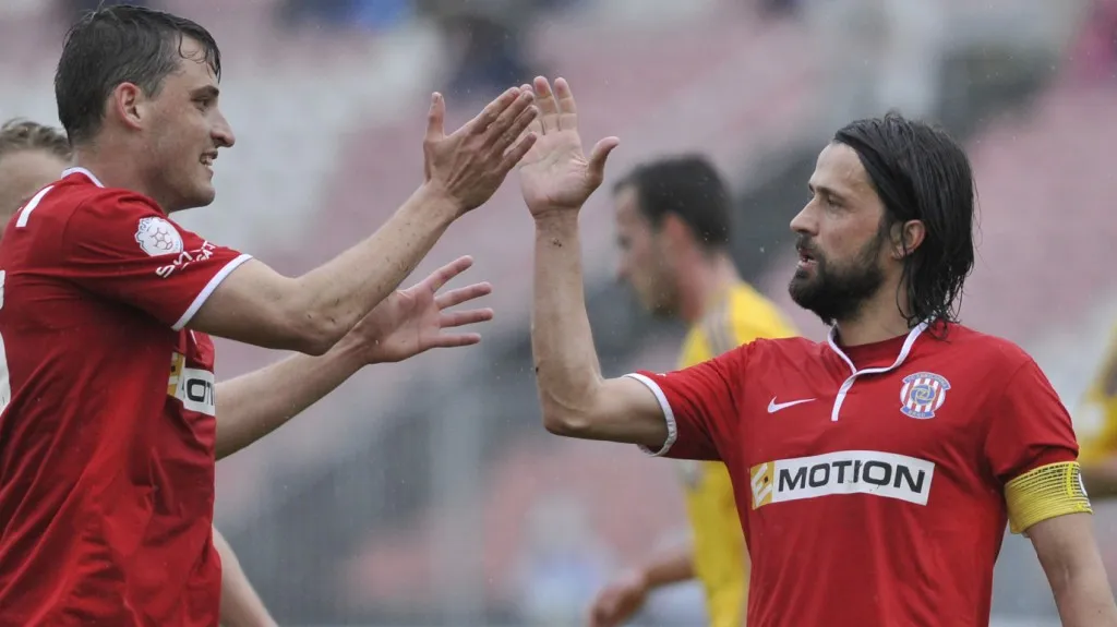Fotbalisté Brna se radují z gólu