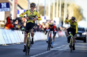 Tiesj Benoot se raduje z triumfu