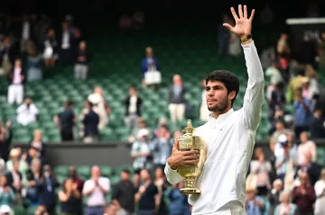 Carlos Alcaraz s trofejí pro vítěze Wimbledonu