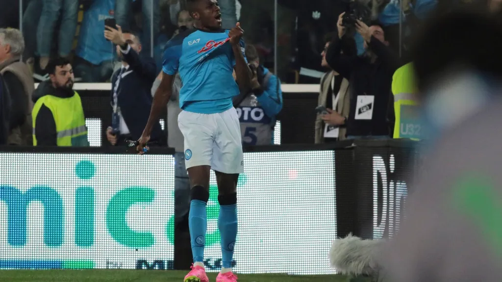 Slavící útočník Neapole Victor Osimhen