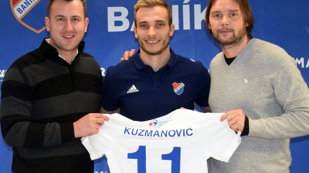 Nemanja Kuzmanovič (uprostřed) s dresem Baníku Ostrava