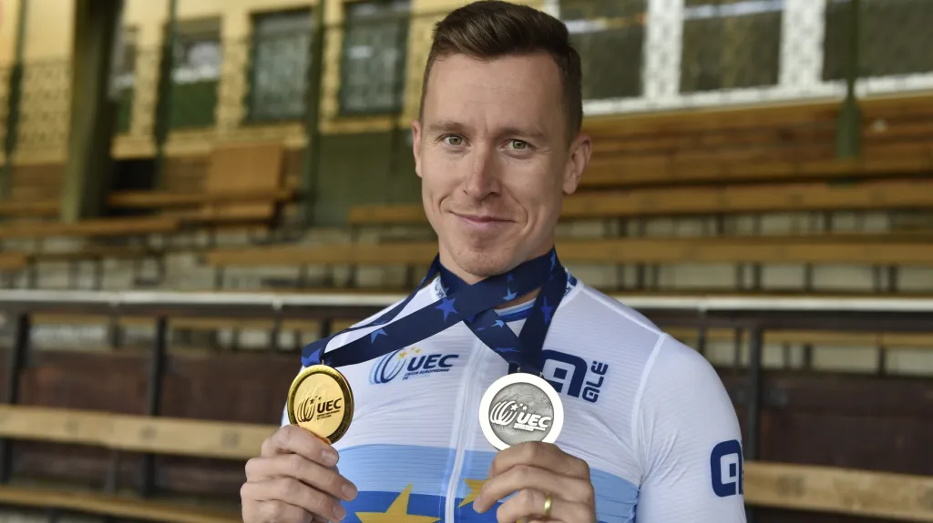Dráhový cyklista Tomáš Bábek ukazuje zlatou a stříbrnou medaili, které vybojoval na mistrovství Evropy